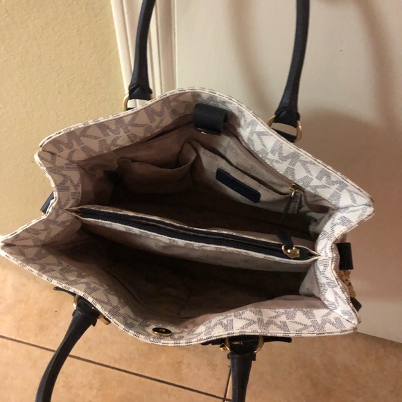 Handbag - Picture 2 of 2